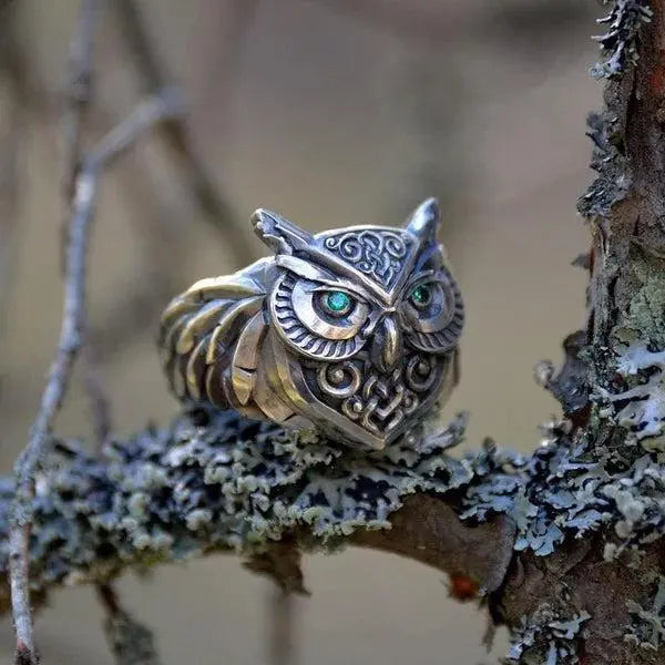 Anello con smeraldo a forma di civetta