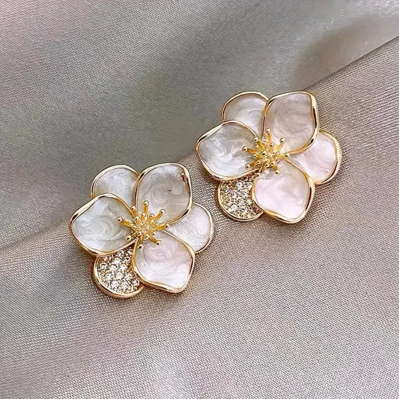 Orecchini delicati in argento con dettagli floreali