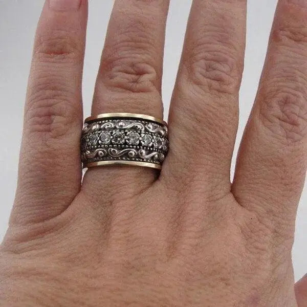 Anello con pietra preziosa scolpita