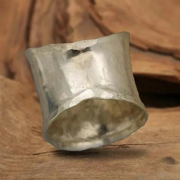 Anello a fascia larga con margherite in fiore