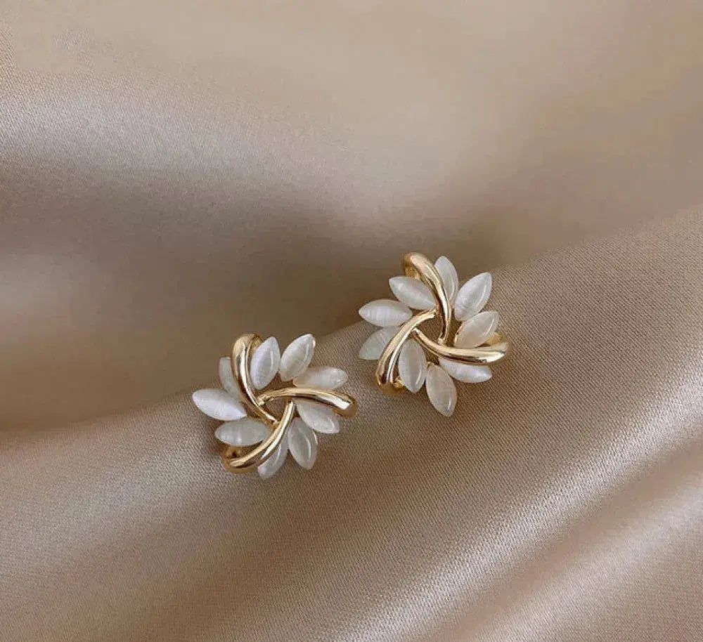 Orecchini a cerchio con petali di opale eleganti e squisiti in oro
