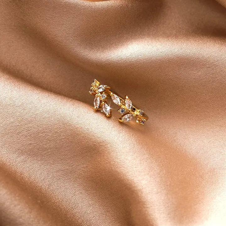 Anello regolabile con foglie di cristallo in oro