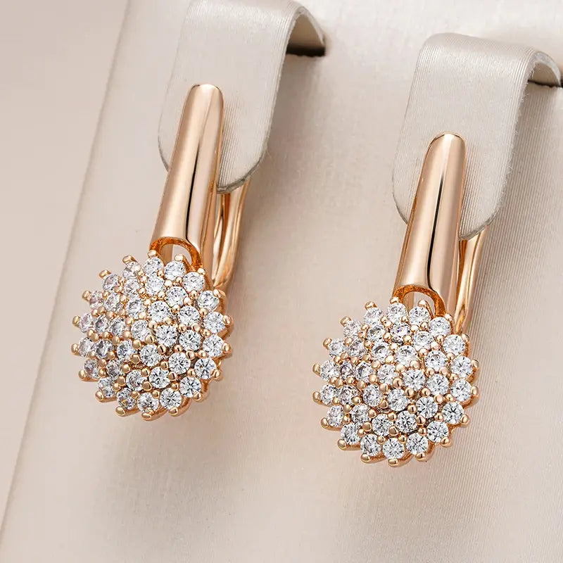 Orecchini eleganti a fiore in zirconio con placcatura in oro