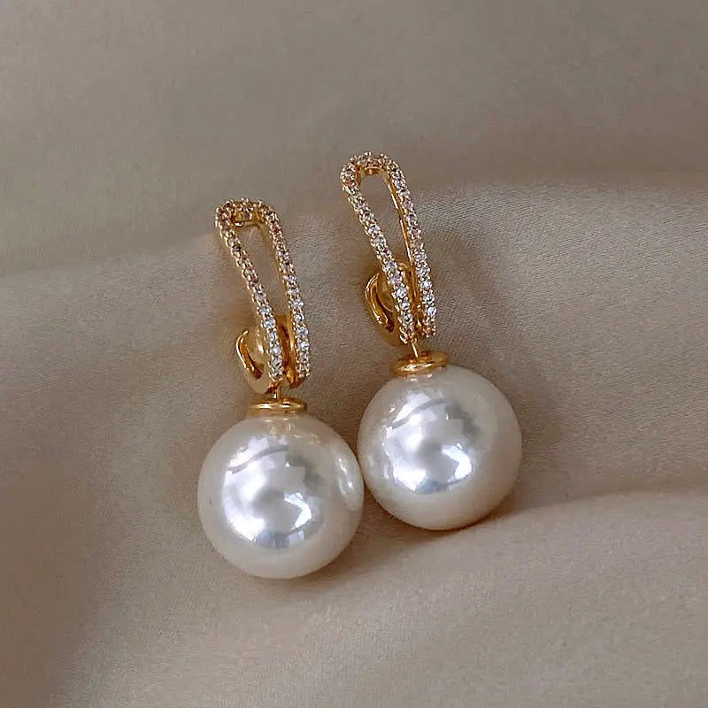 Orecchini eleganti con perle e zirconia