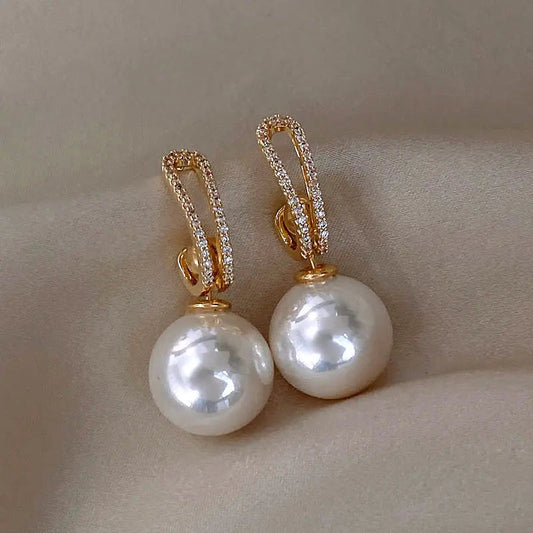 Orecchini eleganti con perle e zirconia