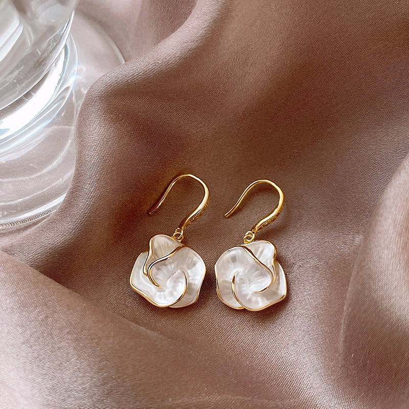 Orecchini eleganti con fiore bianco