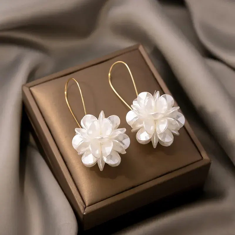 Orecchini eleganti con fiori bianchi