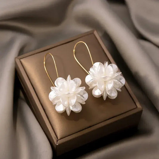 Orecchini eleganti con fiori bianchi