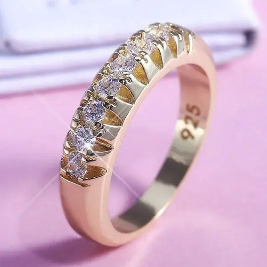 Anello elegante con inserti in zirconio