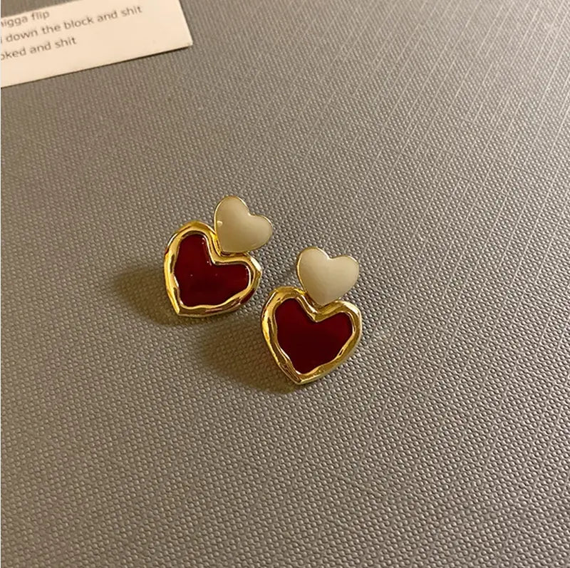 Orecchini eleganti a cuore in smalto rosso su oro