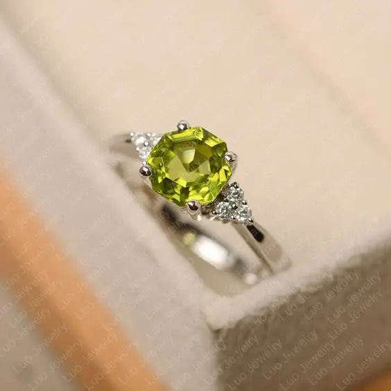 Anello in Argento con Cristallo di Olive