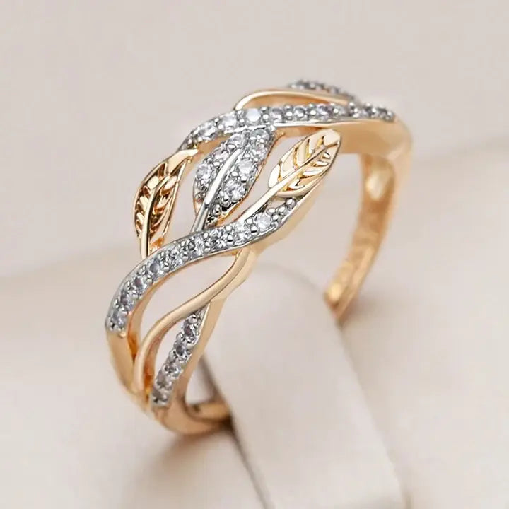 Anello elegante con foglie radianti