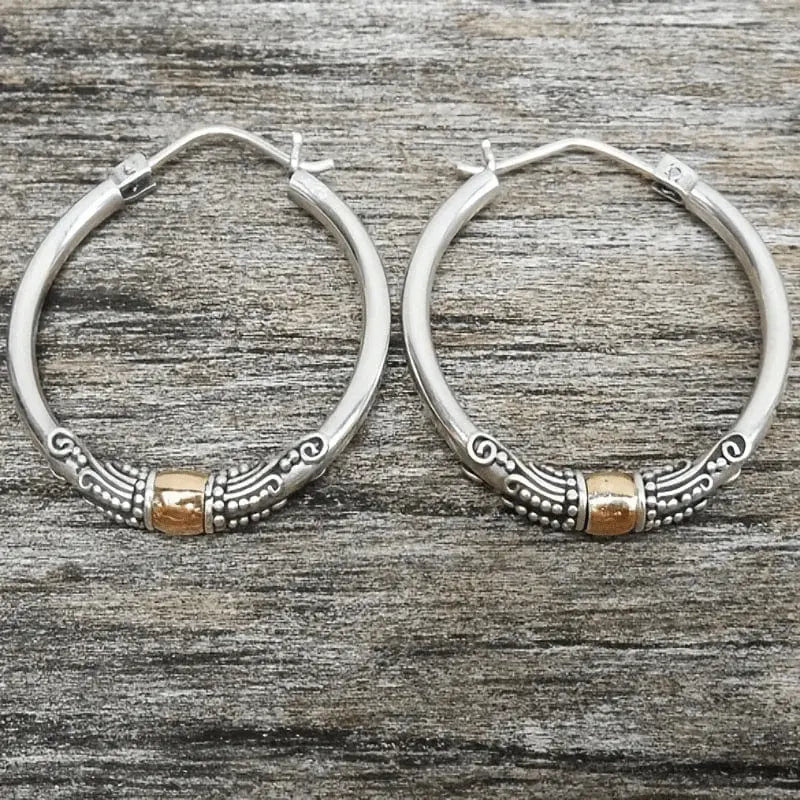 Orecchini a cerchio vintage in argento con motivo inciso