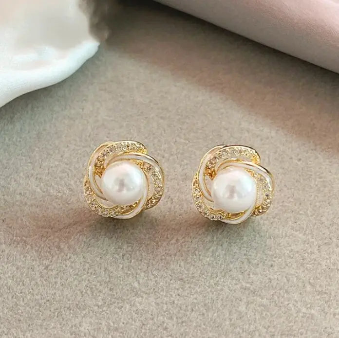 Orecchini eleganti con spirale d'oro, zirconi e perle