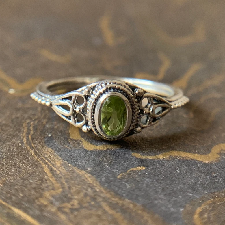 Anello in Argento con Pietra Oliva Vintage