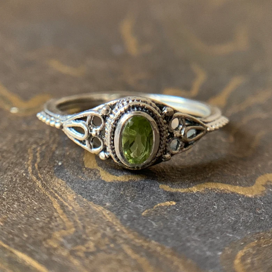 Anello in Argento con Pietra Oliva Vintage
