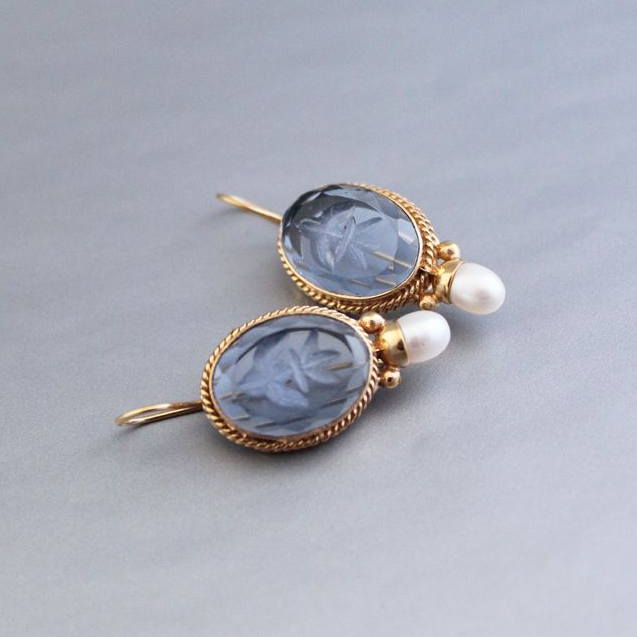 Orecchini vintage con splendida pietra blu e piccola perla