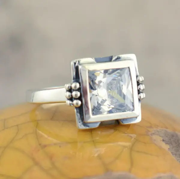 Anello quadrato in vetro con intarsio