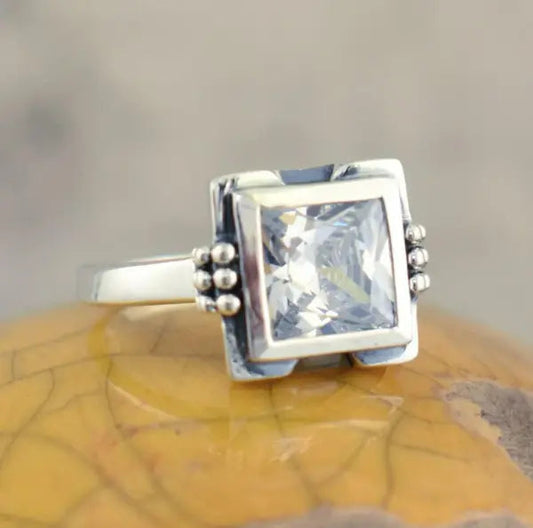Anello quadrato in vetro con intarsio