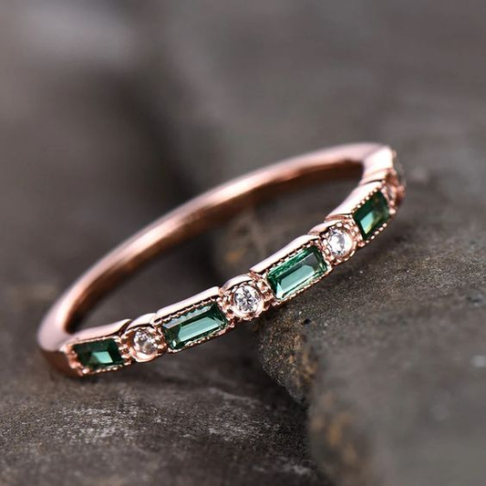 Anello con Rosa Incastonata di Zirconia Verde Vintage