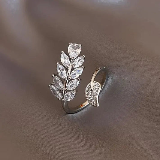 Anello elegante con foglia lucente