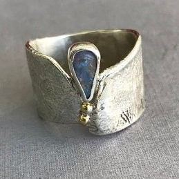 Anello da Stile Vintage con Goccia di Opale Blu Aperta