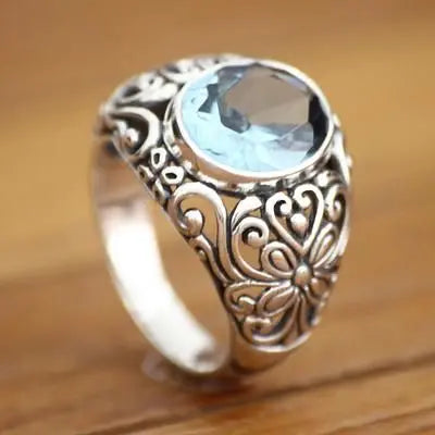 Anello vintage con pietra incastonata blu