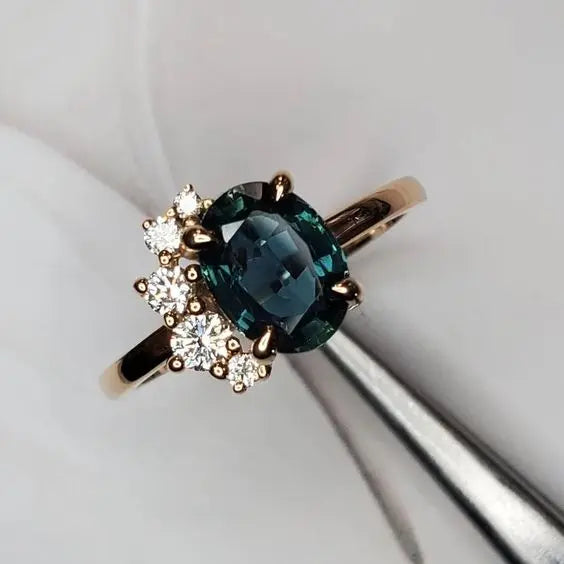 Anello vintage con cristallo blu e zirconia