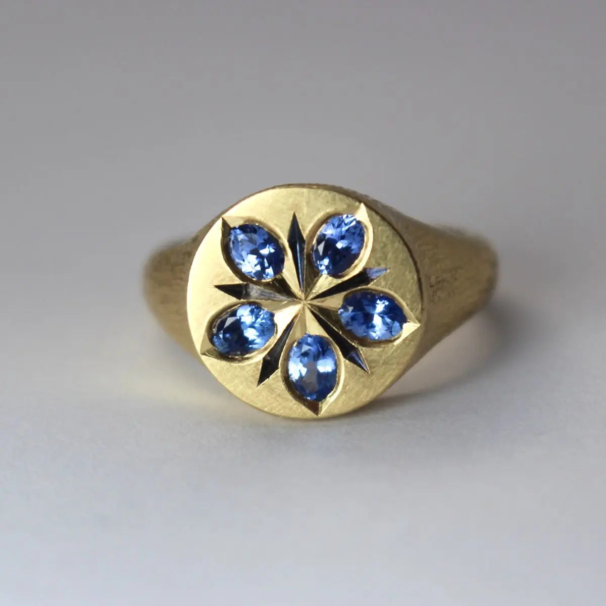 Anello con fiore di cristallo blu in oro vintage