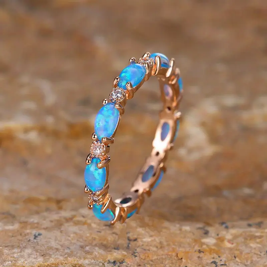 Anello in oro con opale blu