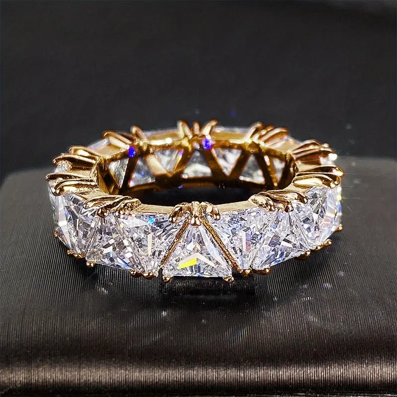Anello d'oro con cristalli