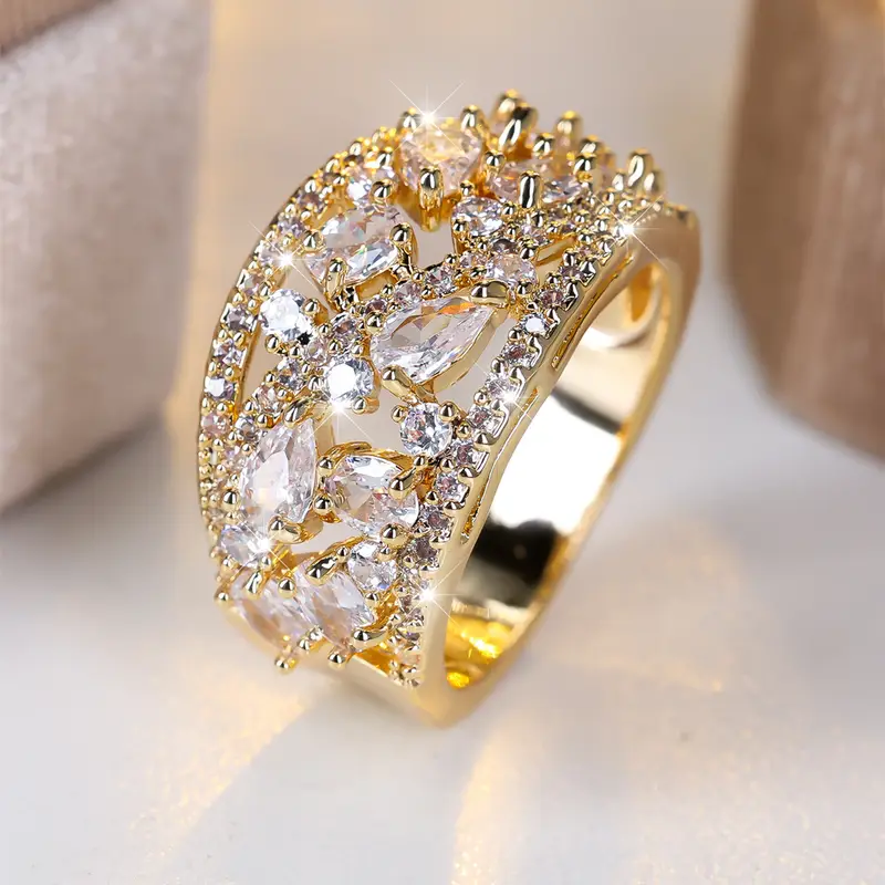 Anello in oro vuoto con cristalli bianchi