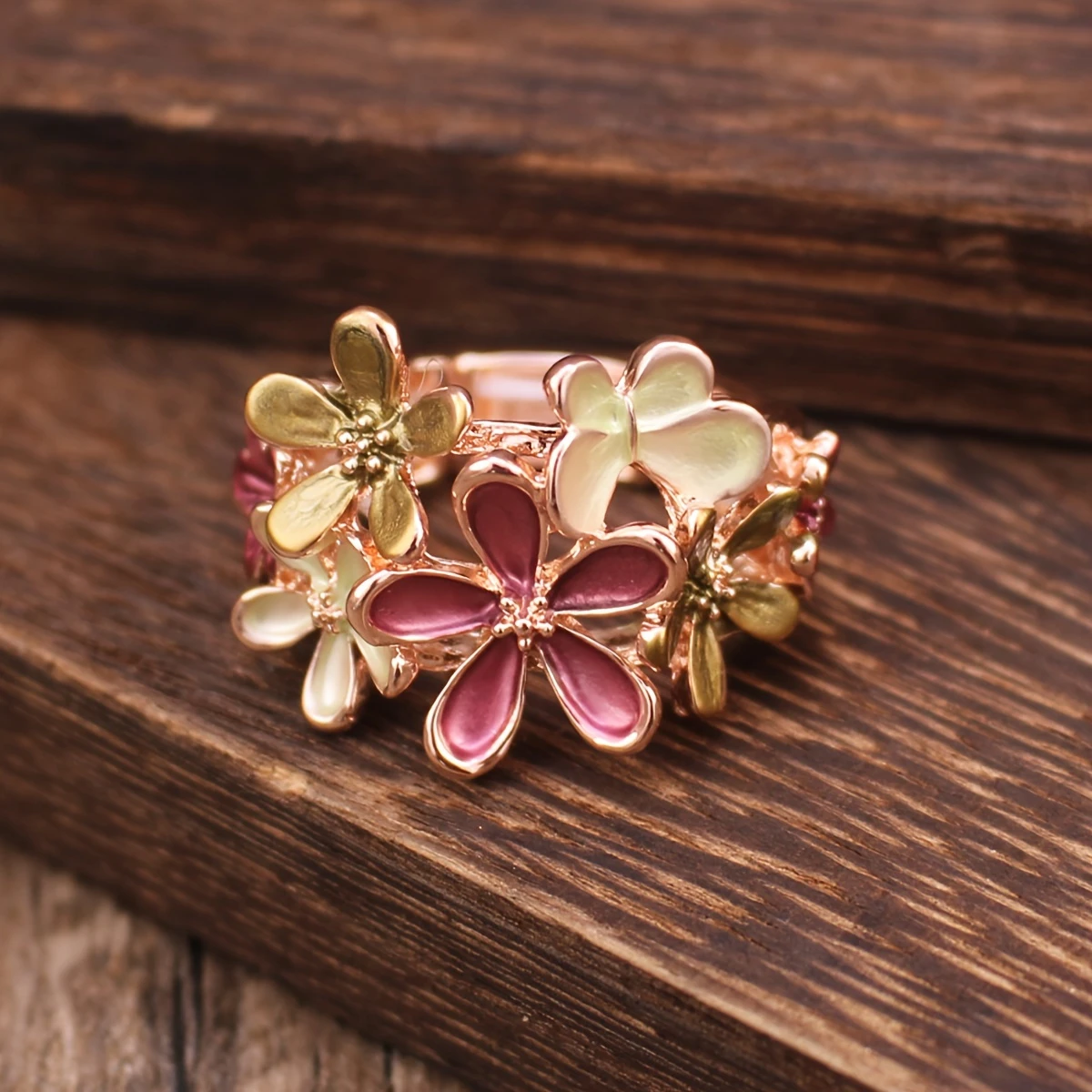 Anello con fiore smaltato