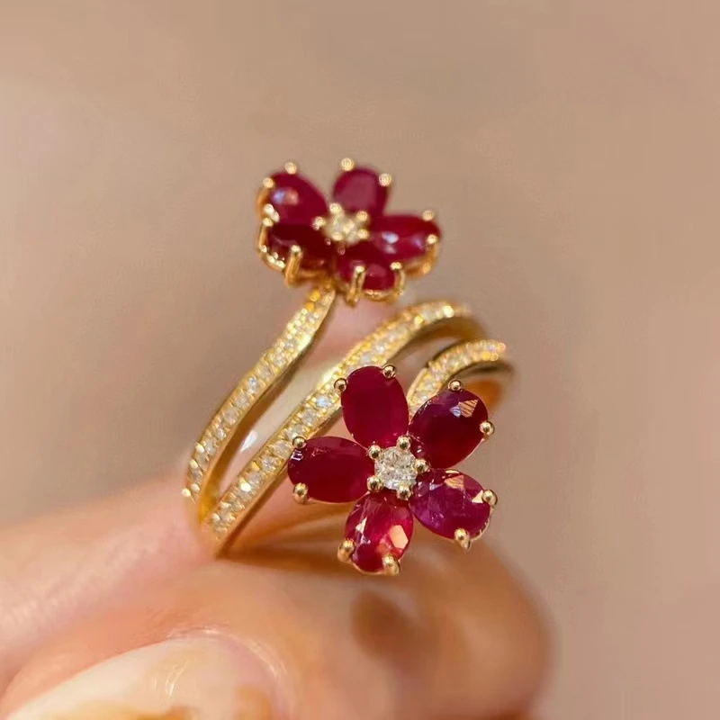 anello spirale dorato con gerbere rosse