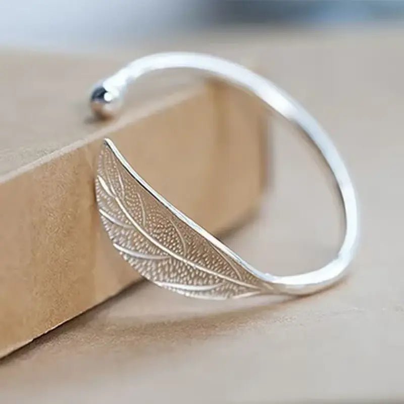 Anello a forma di foglia d'argento