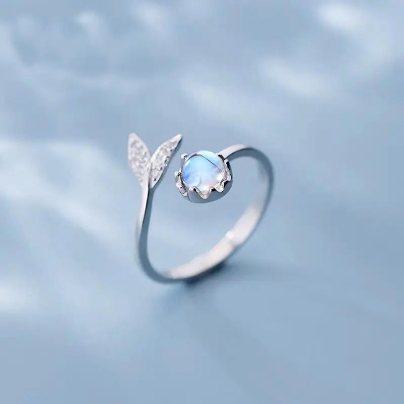 Anello regolabile con coda di delfino in argento sterling e zirconia blu
