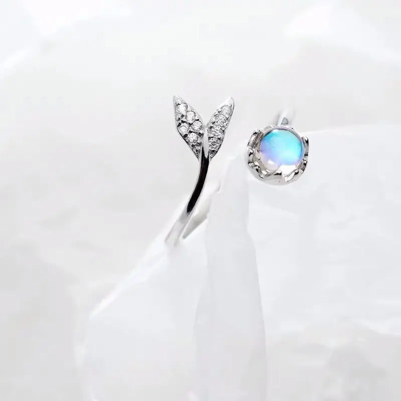 Anello regolabile con coda di delfino in argento sterling e zirconia blu