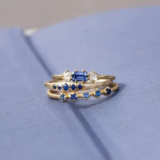 Anello a strati con zirconi blu