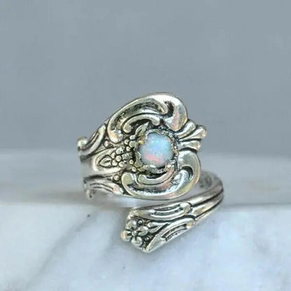 Anello regolabile a cucchiaio con opale bianco