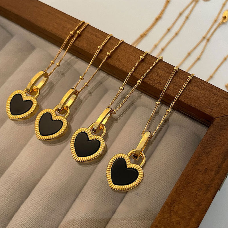Collana con pendente a cuore bianco e nero in oro