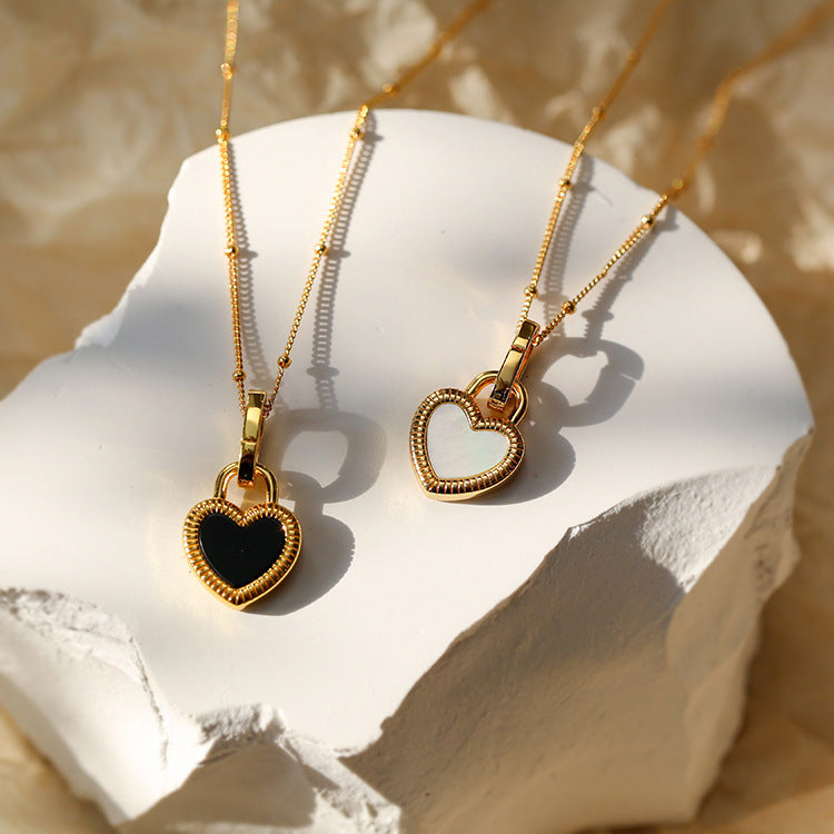 Collana con pendente a cuore bianco e nero in oro