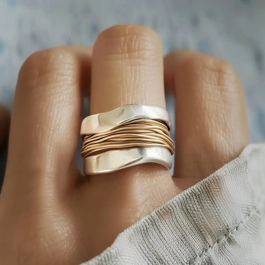 Anello con fili d'argento e oro