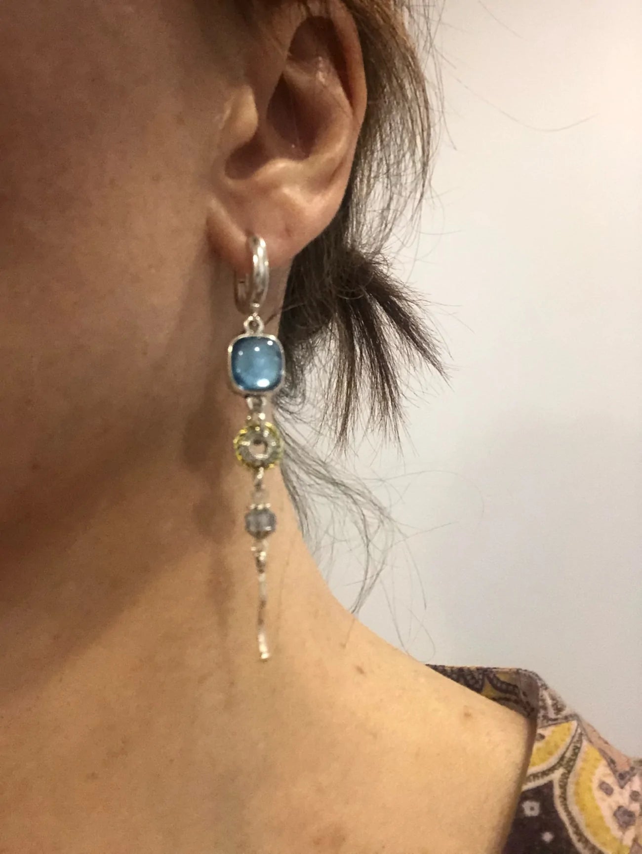 Orecchini antichi con pietre blu e croce