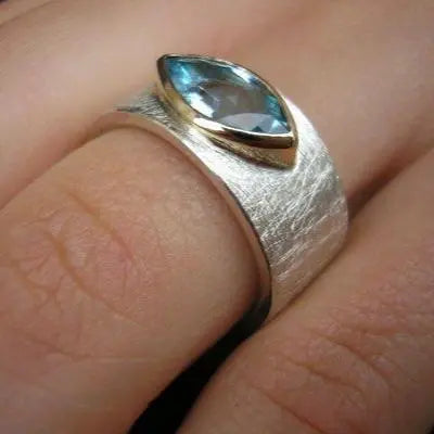 anello a incastro con inserti in cristallo blu