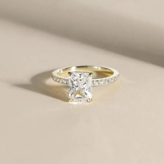 Anello Elegante in Argento con Pietra Brillante – Design Classico
