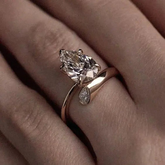 Anello vintage in oro aperto con goccia d'acqua e zirconia