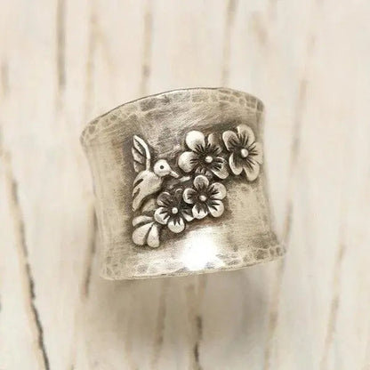 Anello a Banda Larga con Fiore di Uccello