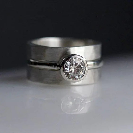 Anello d'argento con zirconi vintage