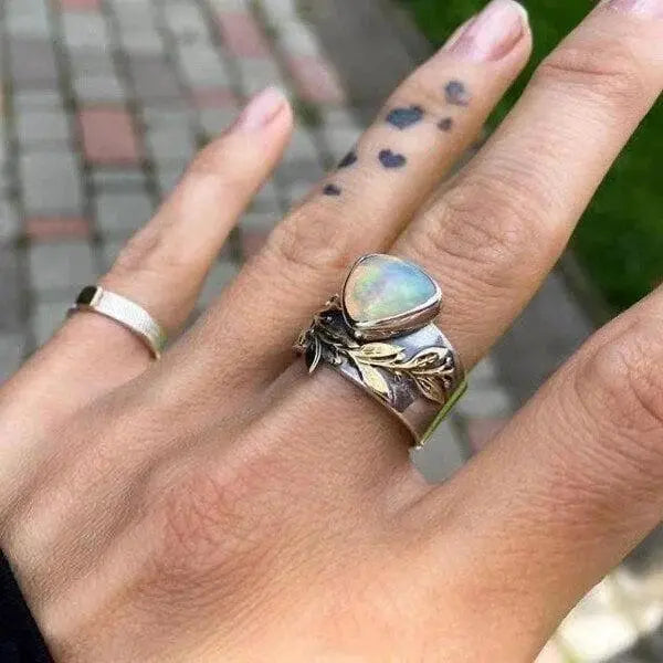 Anello Geometrico con Opale a Foglia