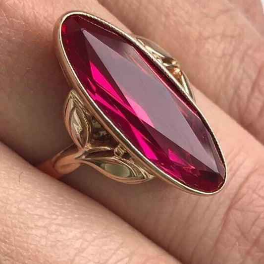 Anello d'oro vintage con quarzo rosso ovale e cristallo